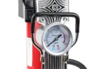 Amio – Κομπρεσέρ Αέρα 12V Διπλού Κυλίνδρου 10BAR 150PSI 60L/min με Μανόμετρο, LED Φακό, Σετ Επισκευής & Βαλιτσάκι για Άμεση Αντιμετώπιση Έκτακτων Αναγκών – 1 Τεμ. (02640/AM) - Image 2