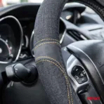 Amio - ΚΑΛΥΜΜΑ ΤΙΜΟΝΙΟΥ ΜΑΥΡΟ ΤΖΙΝ/DENIM (M) 37-39cm SWC-52-M ΜΕ ΜΑΥΡΕΣ & ΚΙΤΡΙΝΕΣ ΡΑΦΕΣ - 1 Τεμ. (03565/AM) - Image 4